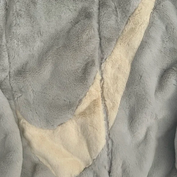 An oversized Swoosh logo meets luxe faux fur Sherpa in a wear-anywhere jacket - Picture 8 of 9